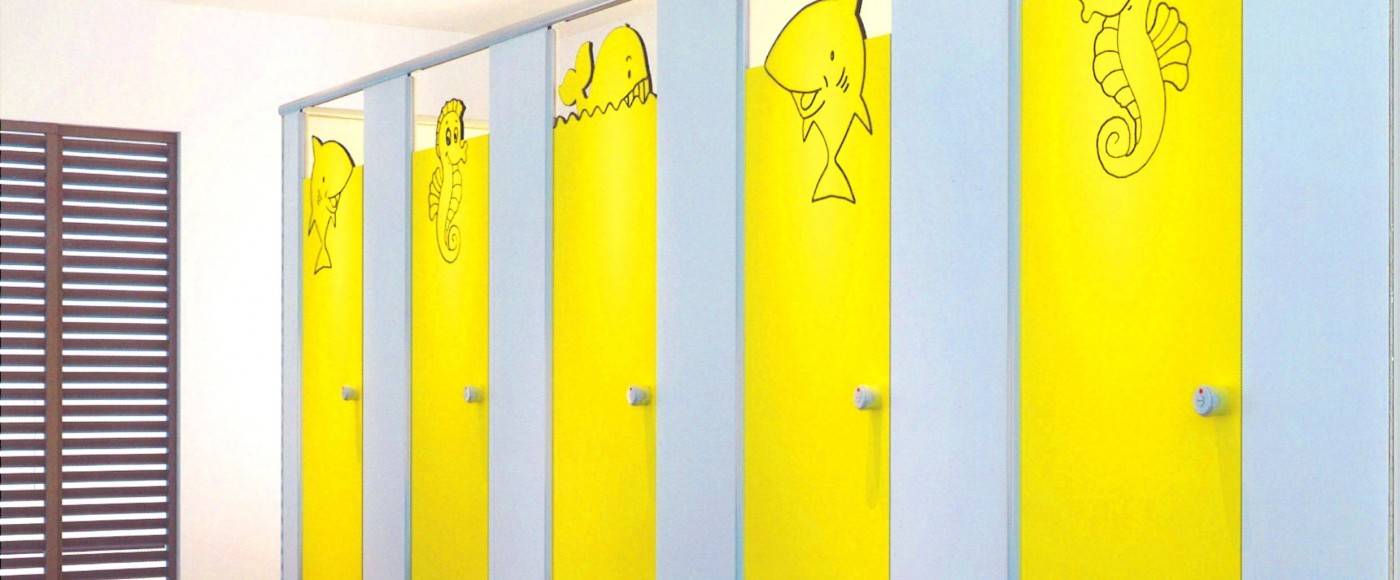 Желтые сантехнические перегородки с фигурками