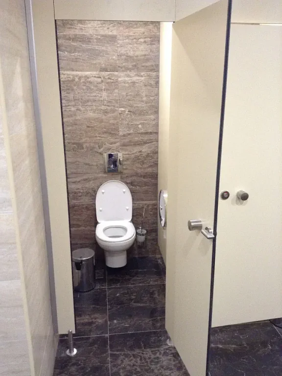 Туалетные кабинки в БЦ «Новинский Пассаж»
